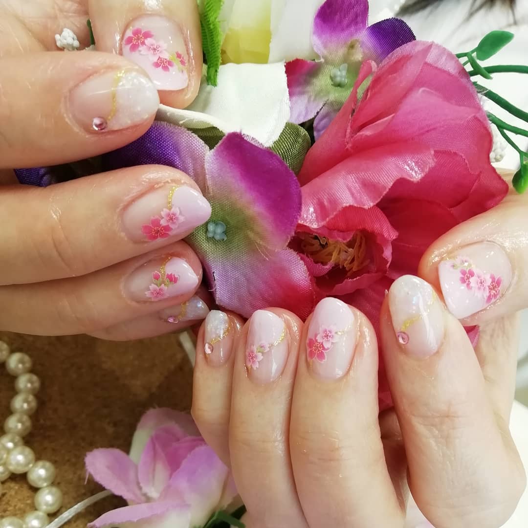 ネイルサロン ミネルヴァ もうすぐ春ですね 桜 春ネイル 卒業 入学式コーデ ネイルサロンミネルヴァ 上品ネイル 大人ネイル オレンジポップ南船橋店 マンツーマン施術 Facebook