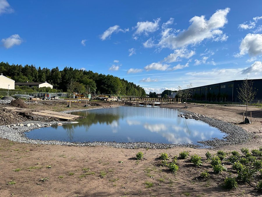 Järfälla - Dammen i Viksjö dagvattenpark under uppbyggnad 2024 ...