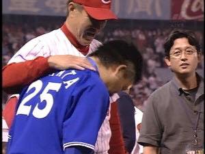 野球news Tw 日本職棒 一個引退試合的小故事 淚的全壘打原本上週六在東京巨蛋對巨人的比賽是三浦番長的引退 賽 但是上週在橫濱的大雨 讓後面的賽程受到影響 於是改到今天在主場的出賽就是番長的引退試合 三浦也不用面對目前在巨人效力的村田修一了 一般來說 如果