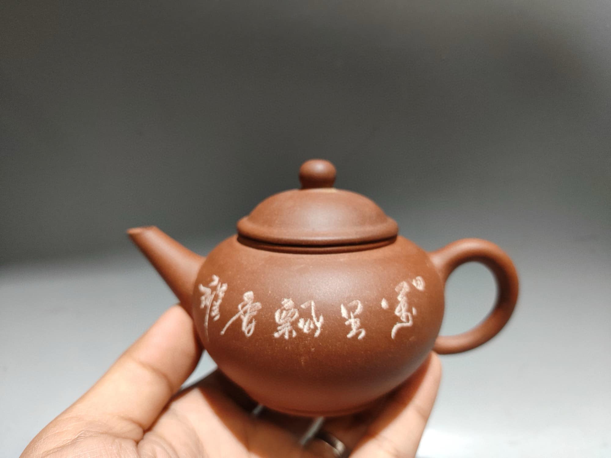 品名：刻字水平壶底款：中国宜兴尺寸：14/8cm.. 容量：180cc 泥料