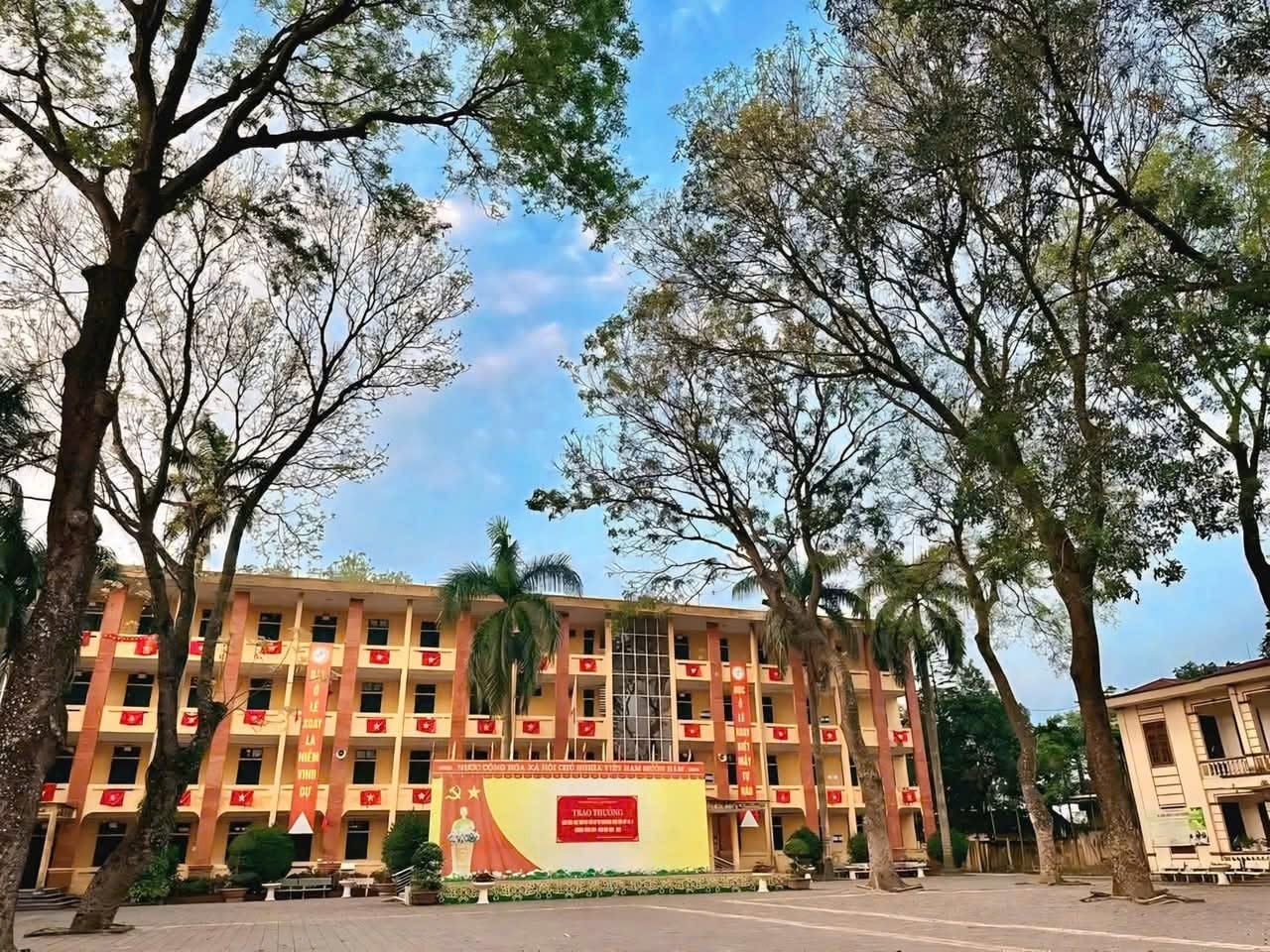 Trường THPT FPT... - Trường THPT FPT Quy Nhơn - FPT Schools