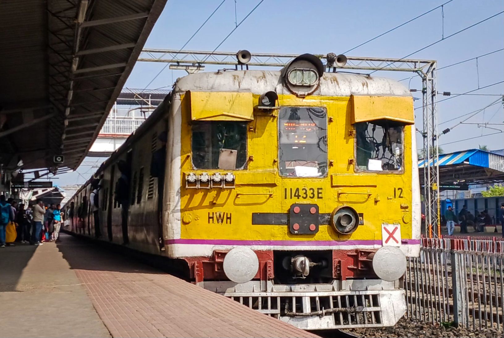 Vintage Green-Yellow ICF EMU rake enters Liluah