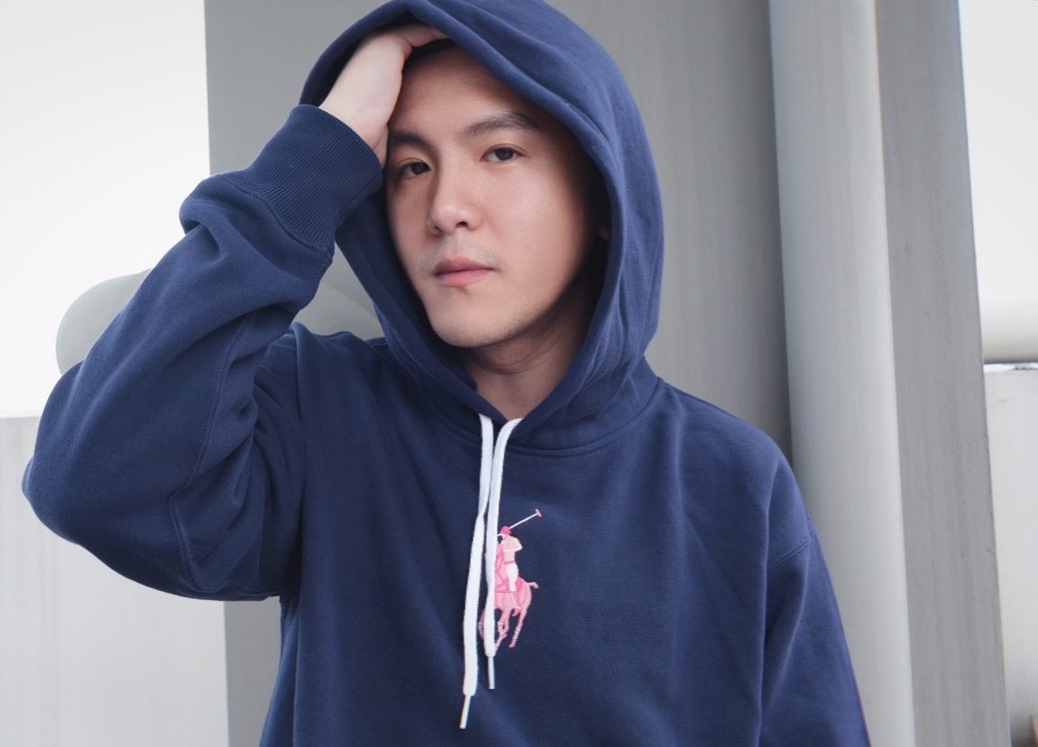 8视界新闻新加坡 - 新传媒前电视艺人方威捷因性侵未满16岁少女案而被判坐牢40个月，庭上揭露他在少女母亲报警并禁止少女和他联系后，他竟无视 ...