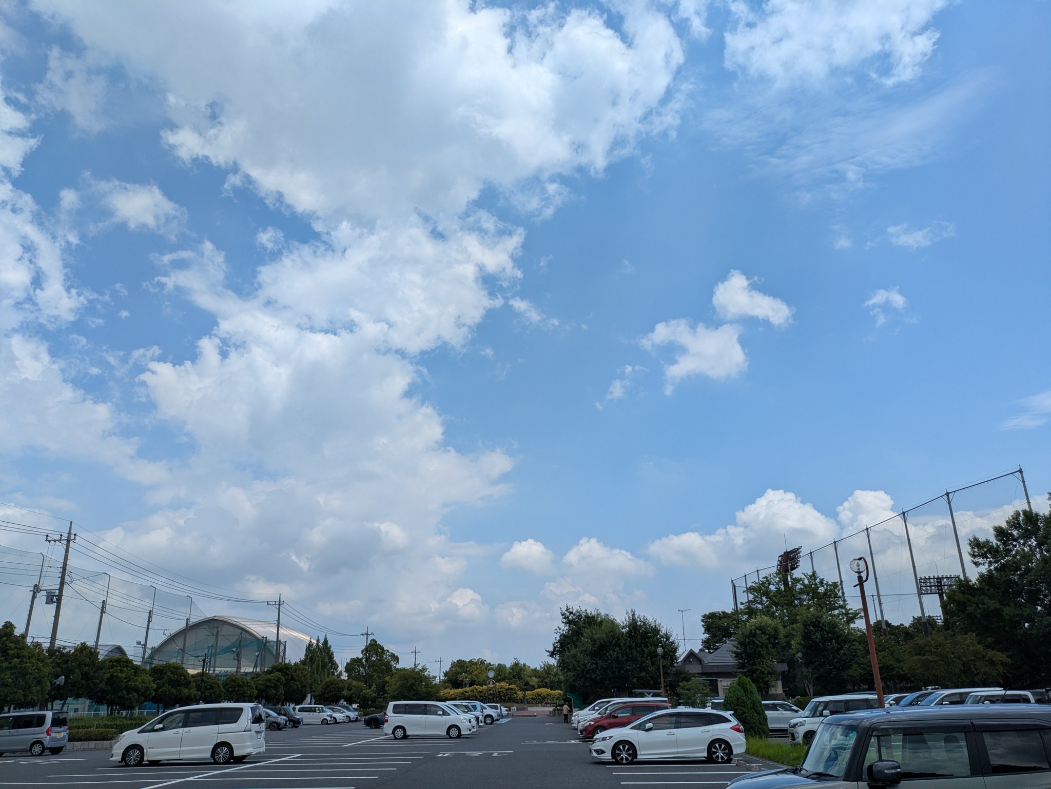 8/16（土） みなさん遠くまでお出かけかな 総合公園駐車場は比較的すい 