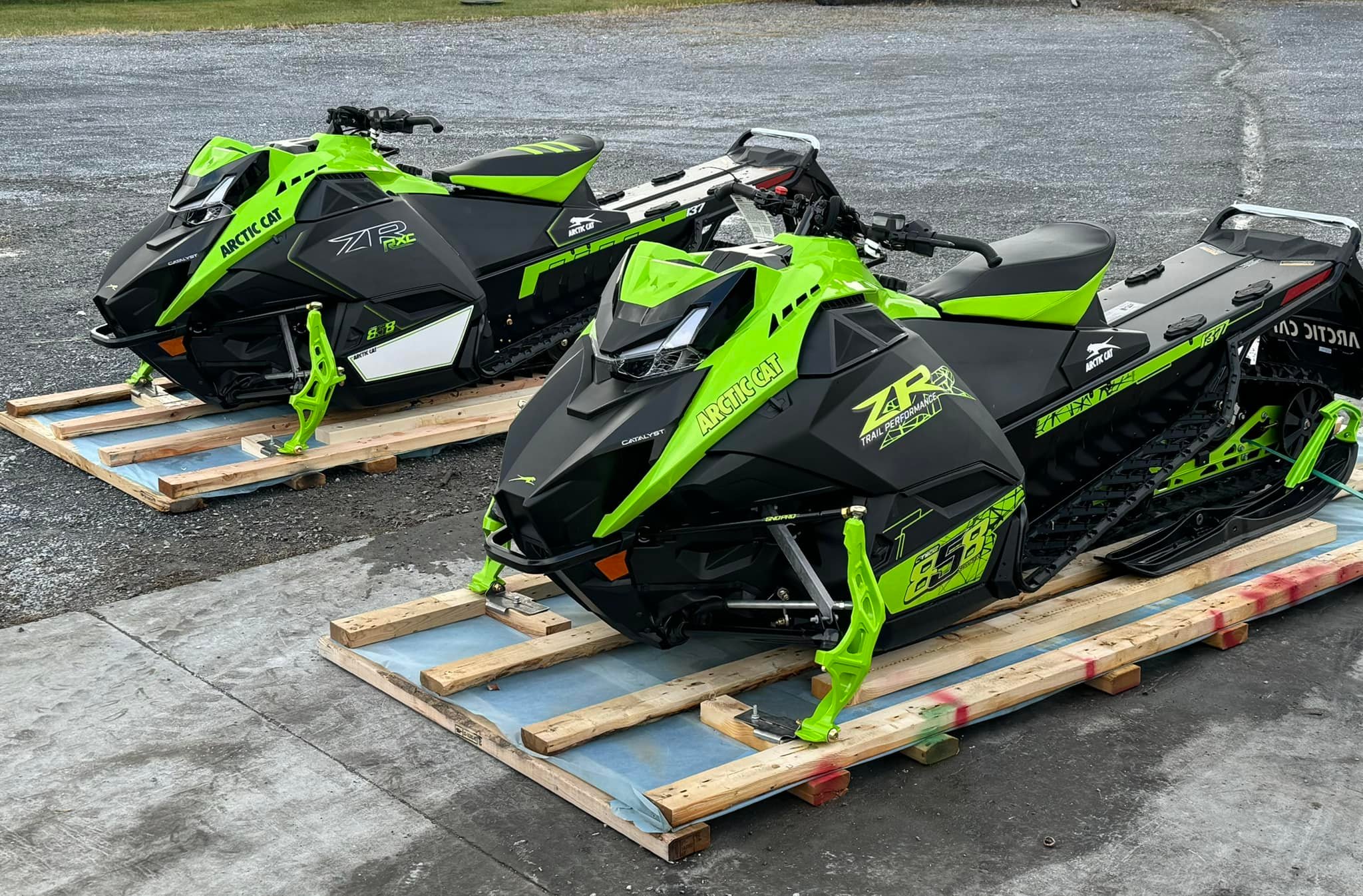 リサ Arctic Cat ZR 858 assembly day! Now that the boats are finally put