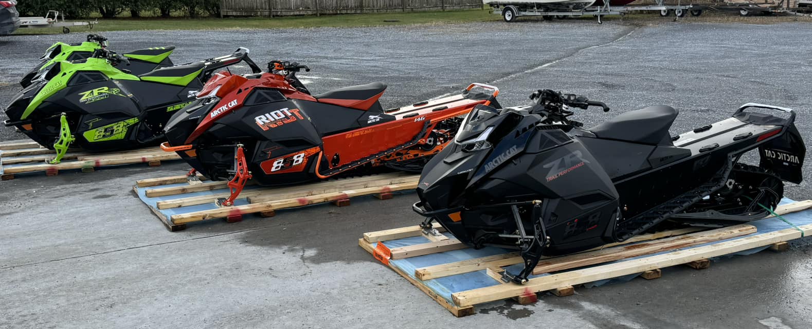 リサ Arctic Cat ZR 858 assembly day! Now that the boats are finally put