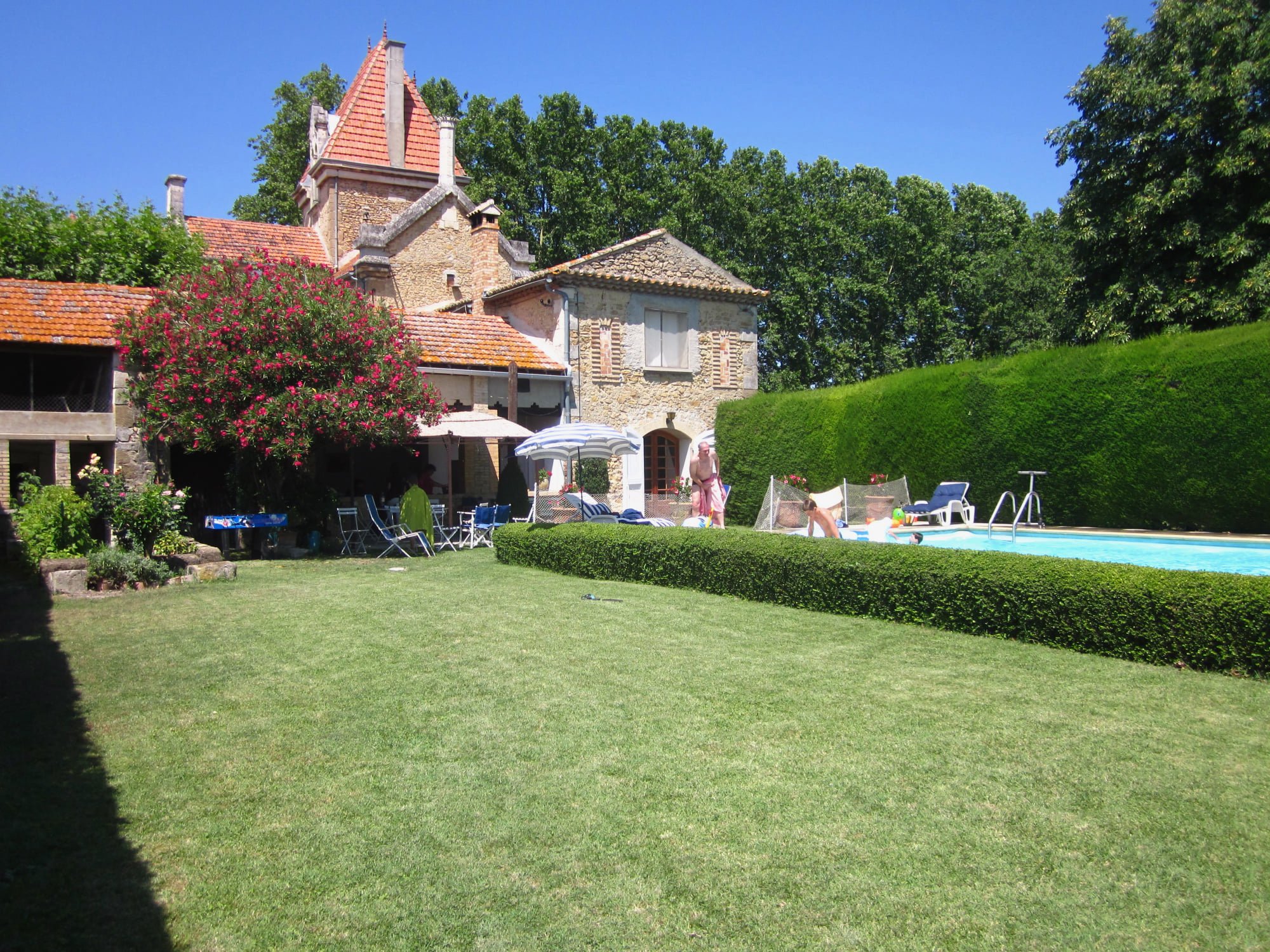 chateau-rouge-bollene-boll-ne
