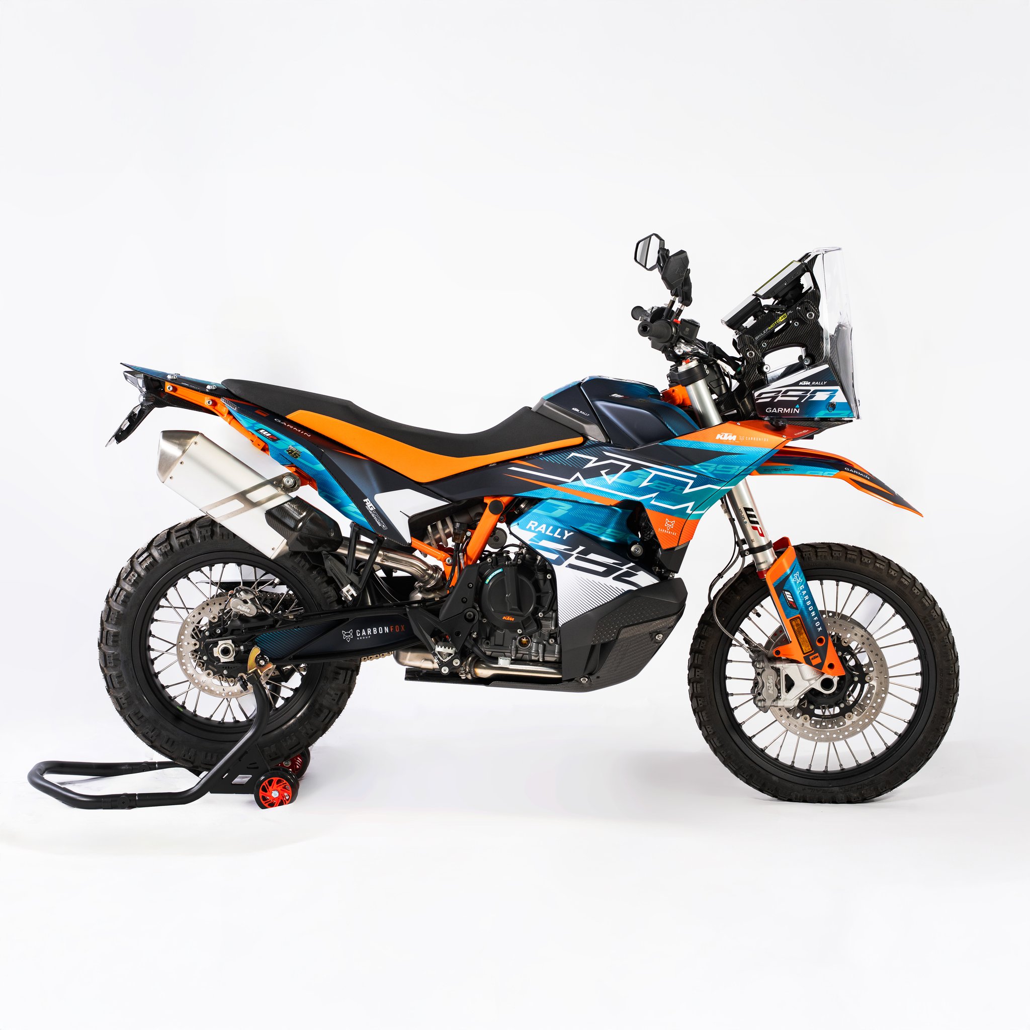 KTM 890 Adventure R + Full Carbon Setup 🔥 @carbonfoxgroup