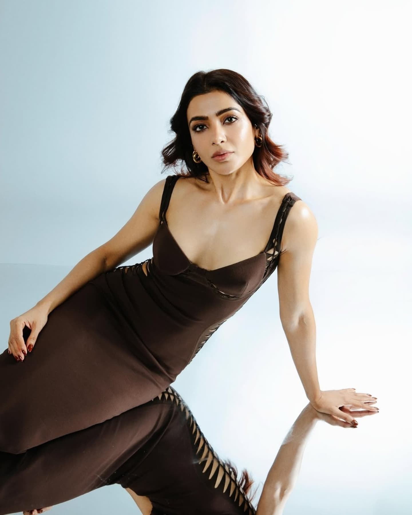Samantha is turning up the heat in this stunning brown dress! 🔥 #FashionGoals #StyleInspo #ChicVibes
