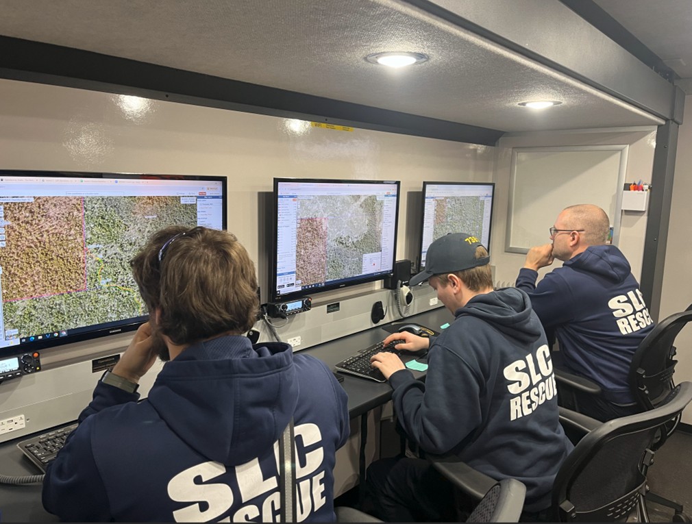 St - The starboard side workstations in the back of Command Post ...