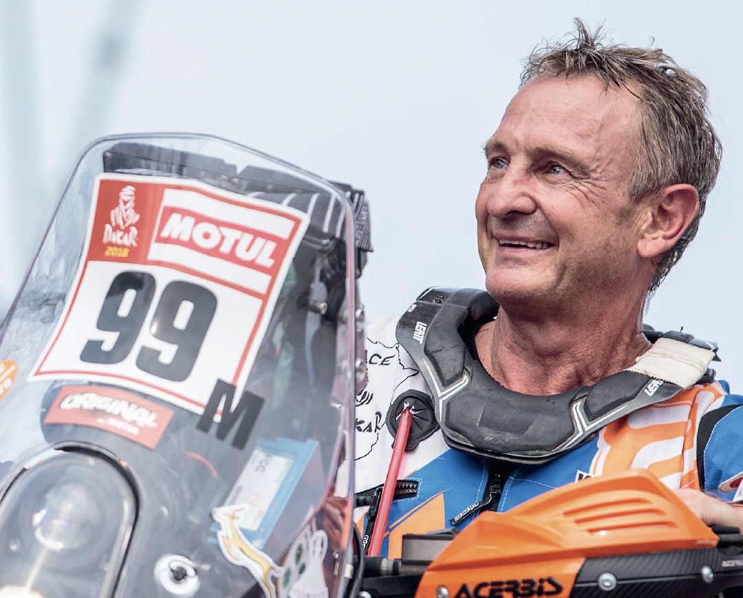 Bruis - Of dit met sy Dakar-motorfiets of sy 4x4 is, op ’n atletiekbaan ...