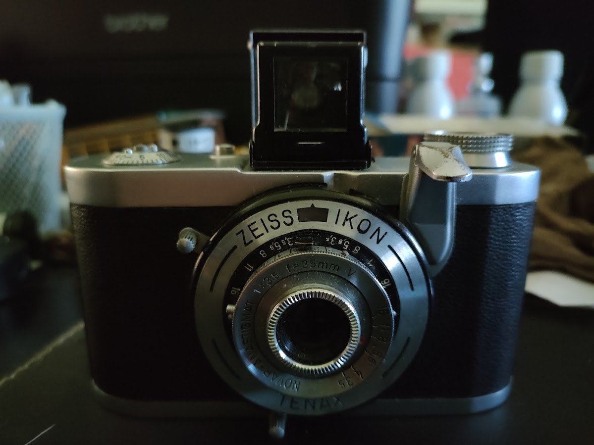 Zeiss Ikon Tenax (post war) an half format 35 camera.
