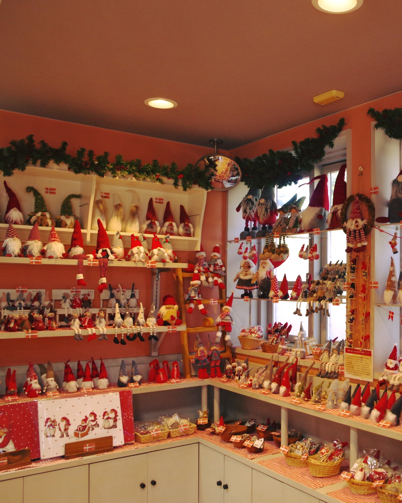さぁ、クリスマスの準備をしよう🎄✨／ グッズショップでは