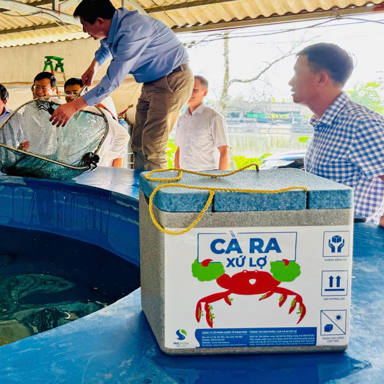 Bà con thăm quan và học tập cách nuôi cua cà ra từ MICFOOD | Micfood.vn ...