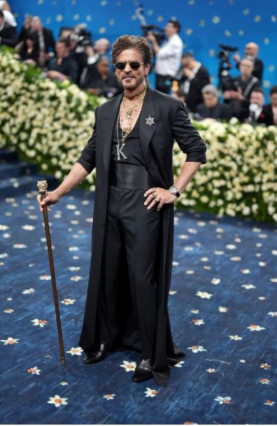 diljit dosanjh formal dress makes a royal debut at Met Gala 2025 with Turban, Talwar And Tradition. SRK ,donning a floor-length black wool coat designed by Indian designer Sabyasachi Mukherjee. Kiara Advani flaunts baby category:special_occasion/wedding/girls