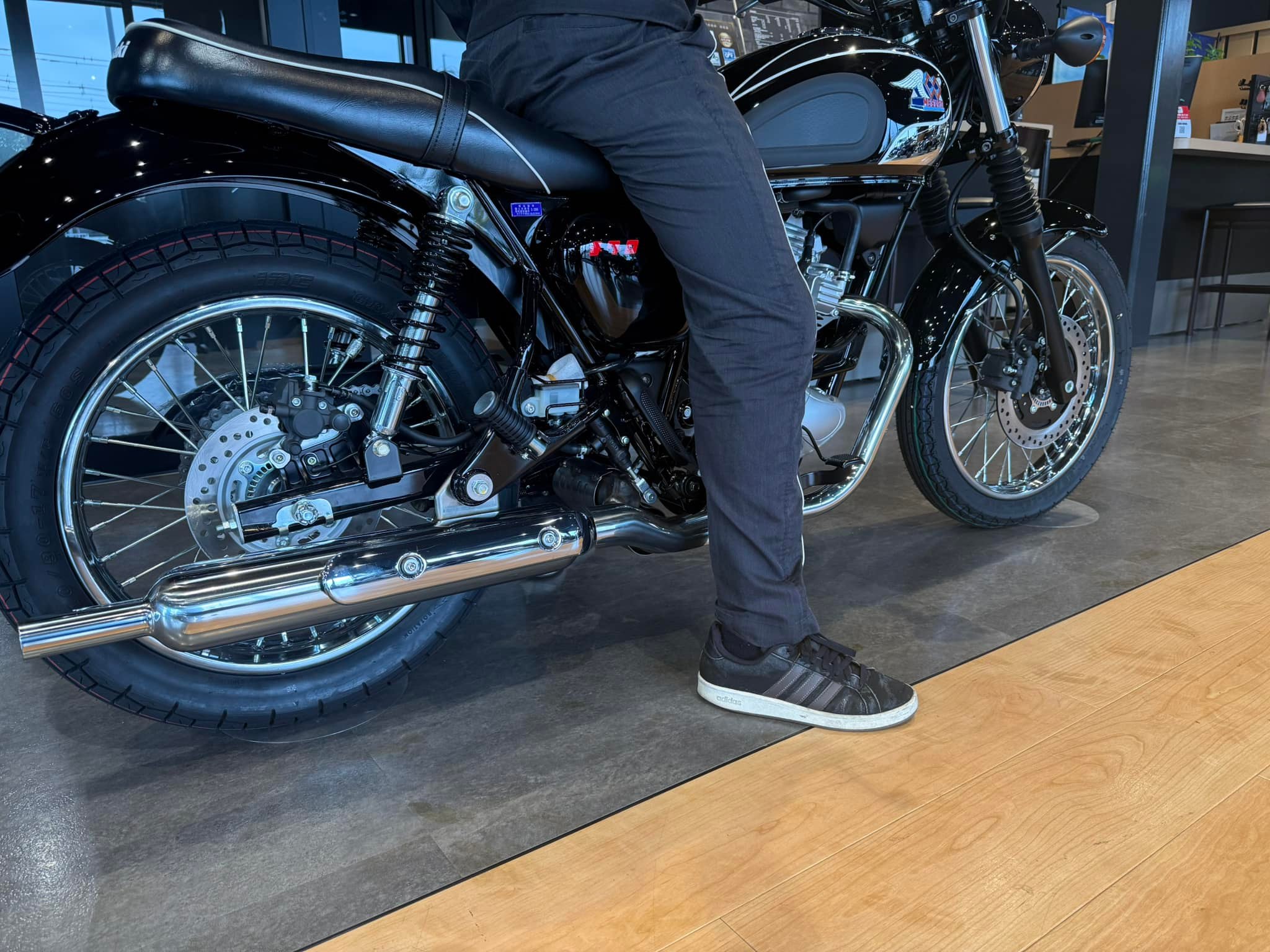 メグロ S1 足つき比較です。シート高は740mm 169cm、足付きはとても 
