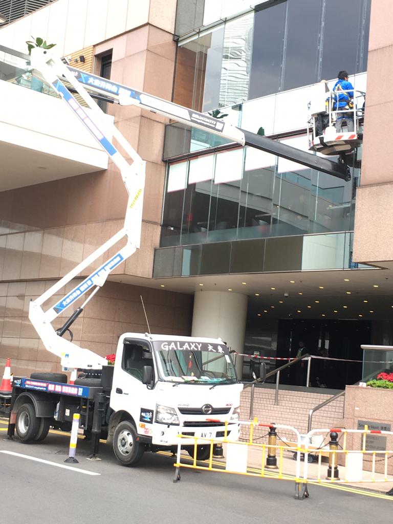 本公司現有街燈車租了，客人今天用來外牆玻璃貼膜， 如有需要，請即致電... - 大東機械貿易有限公司 - 升降台/鋁架