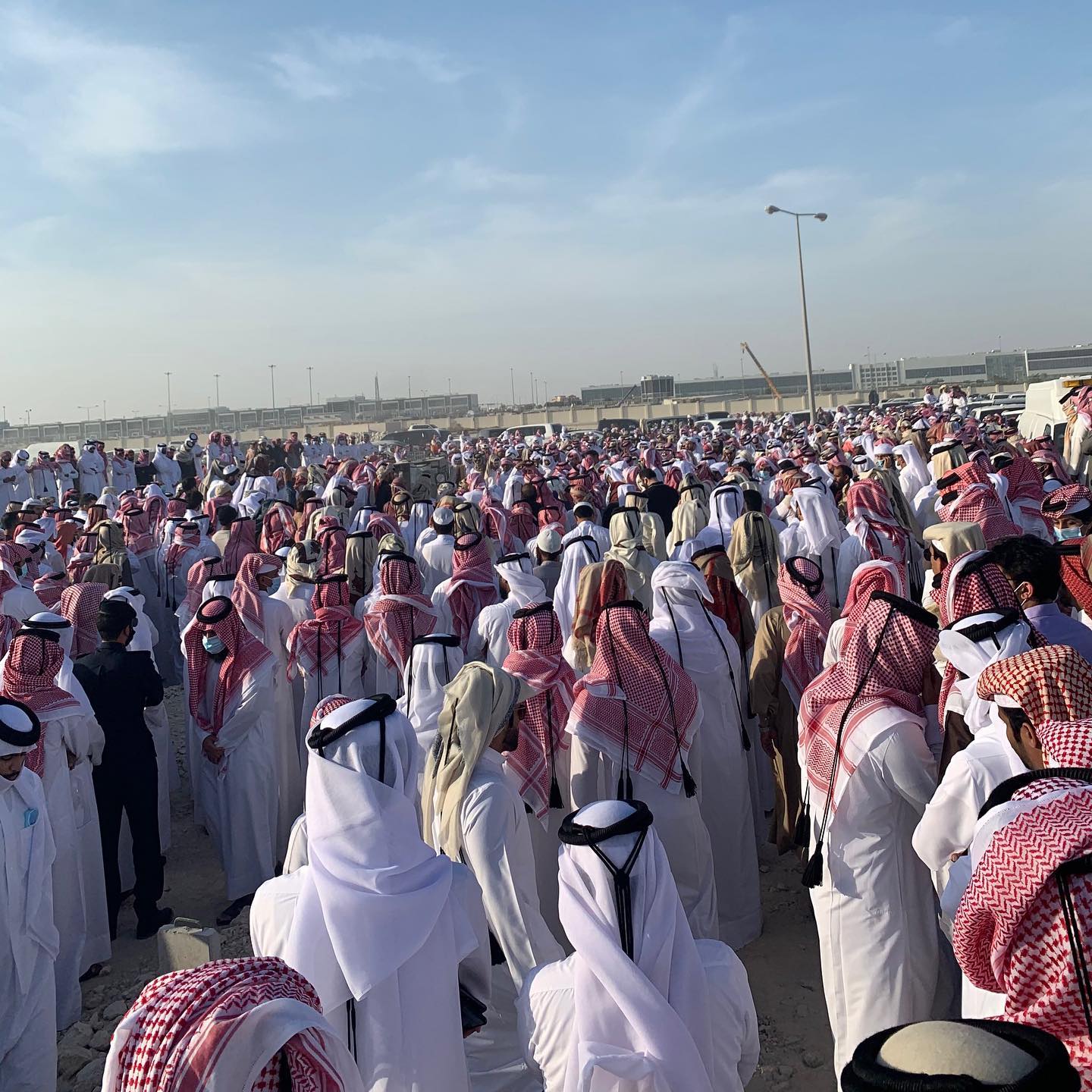 مرصد قطر جمع غفير يشي ع الفقيد جابر آل مسعود إلى مثواه Facebook