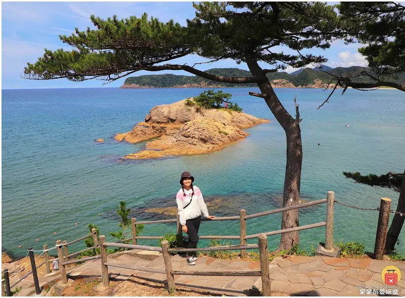 呆呆齡愛玩樂 - 浦富海水浴場！荒砂神社！海上鳥居絕美海景視角！神社高處的視角剛好可以看見浦富海水浴場美麗的海灣！ | Facebook
