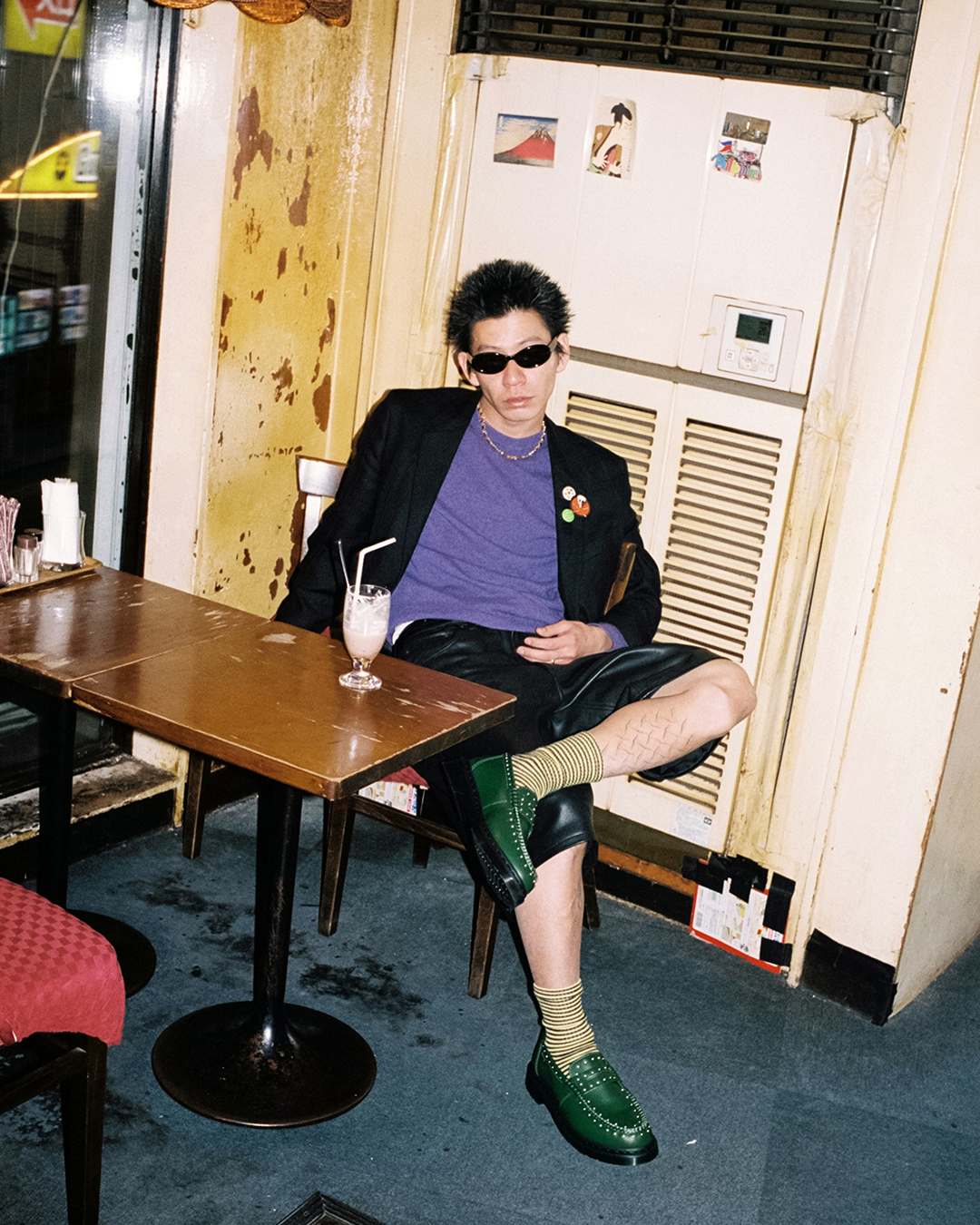 DR. MARTENS X SUPREME クラシックなローファーの伝統と、両ブランドが