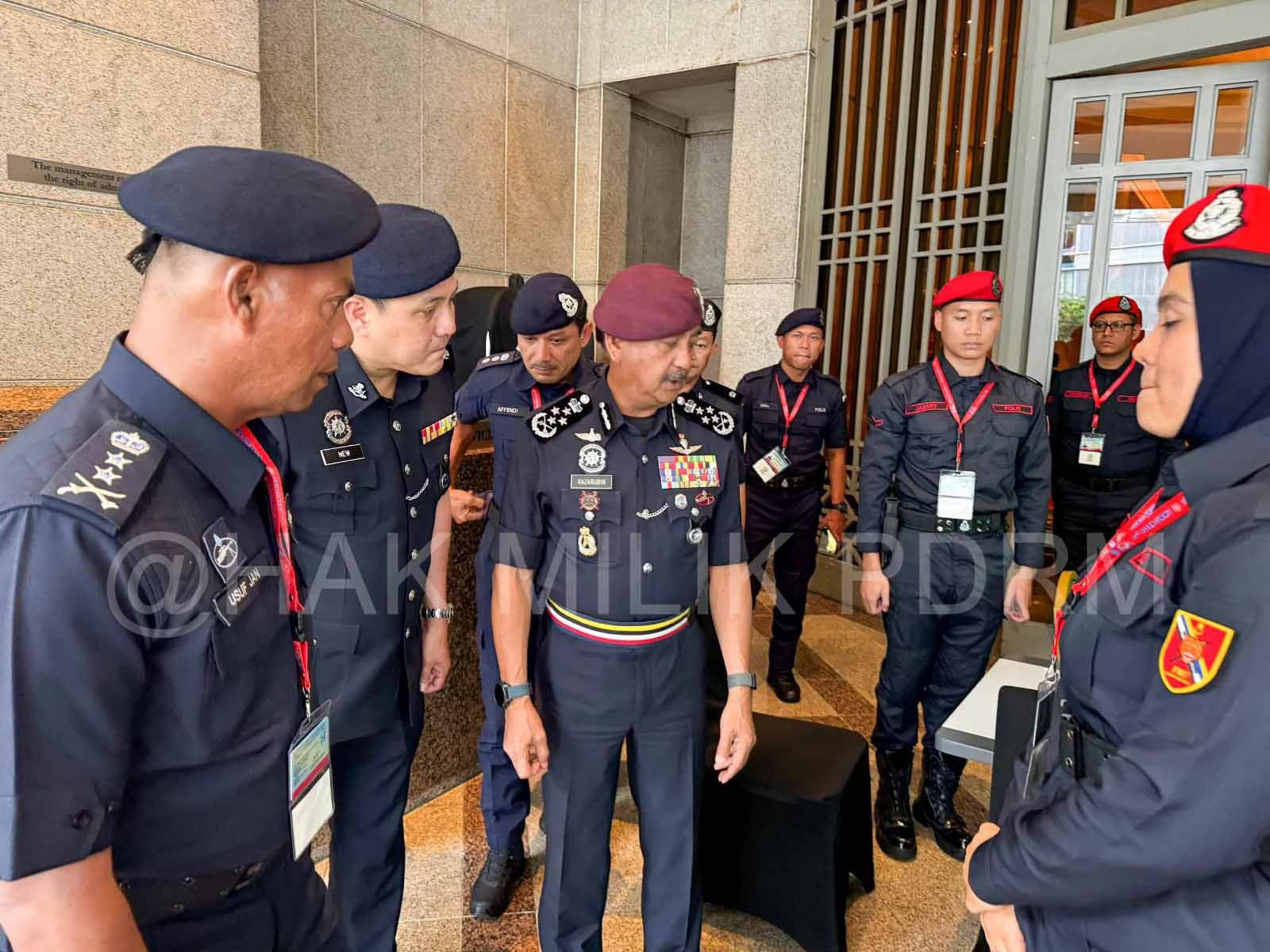 Polis... - Polis Diraja Malaysia ( Royal Malaysia Police )