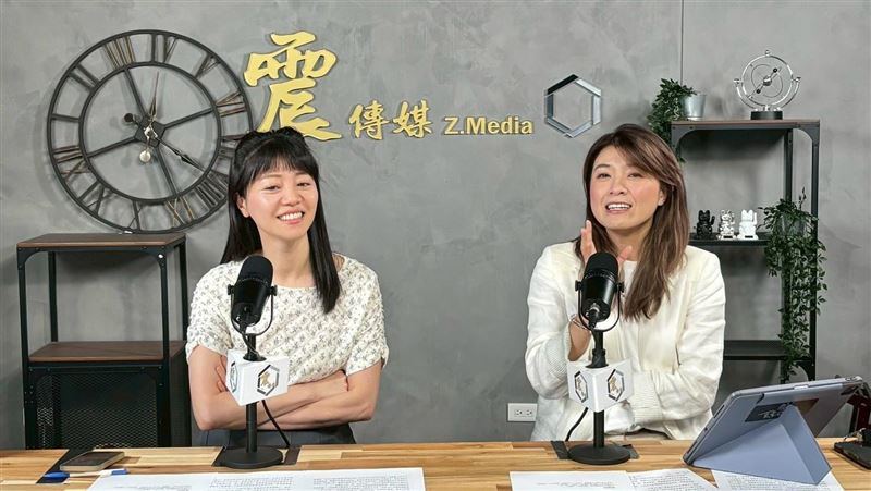 三立SET - #王世堅 7年前送 #柯文哲 龍袍「她」憋笑爆紅，本尊還原：搖滾區會內傷 | Facebook