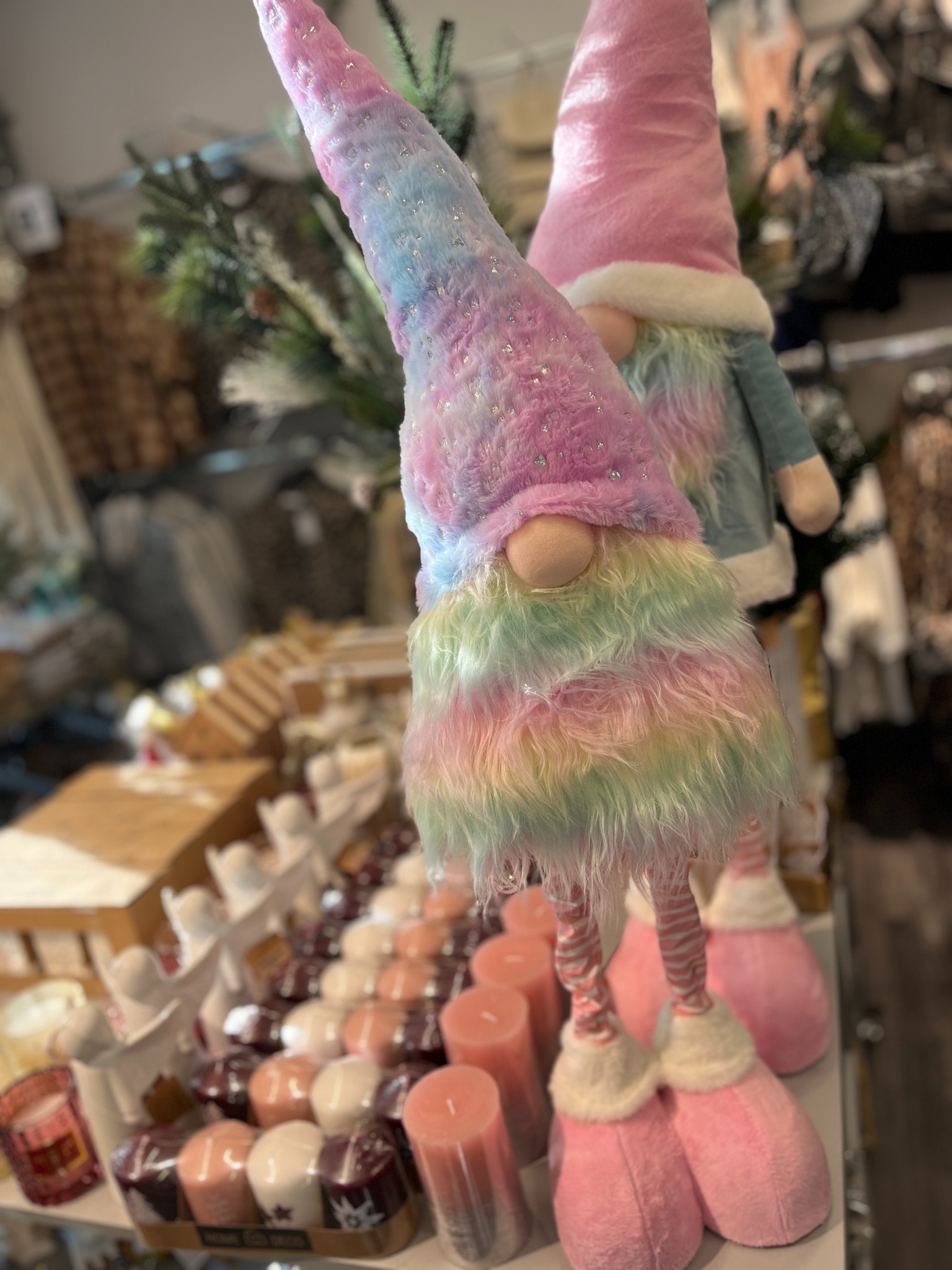 Festliche Vorfreude bei KiK 🎄✨ – Diese schönen Eindrücke hat unsere KiKfluencerin Jannette für dich eingefangen ❤️ Von funkelnden Kerzen über bunte Wichtel bis hin zu originellen Christbaumanhängern