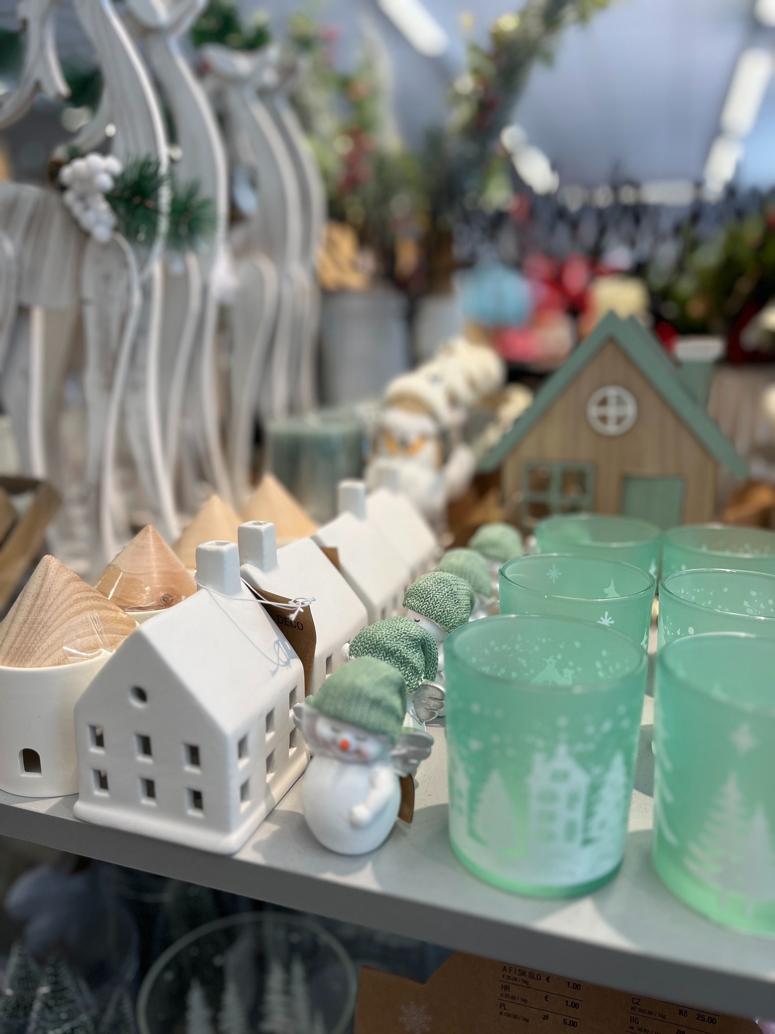 Festliche Vorfreude bei KiK 🎄✨ – Diese schönen Eindrücke hat unsere KiKfluencerin Jannette für dich eingefangen ❤️ Von funkelnden Kerzen über bunte Wichtel bis hin zu originellen Christbaumanhängern