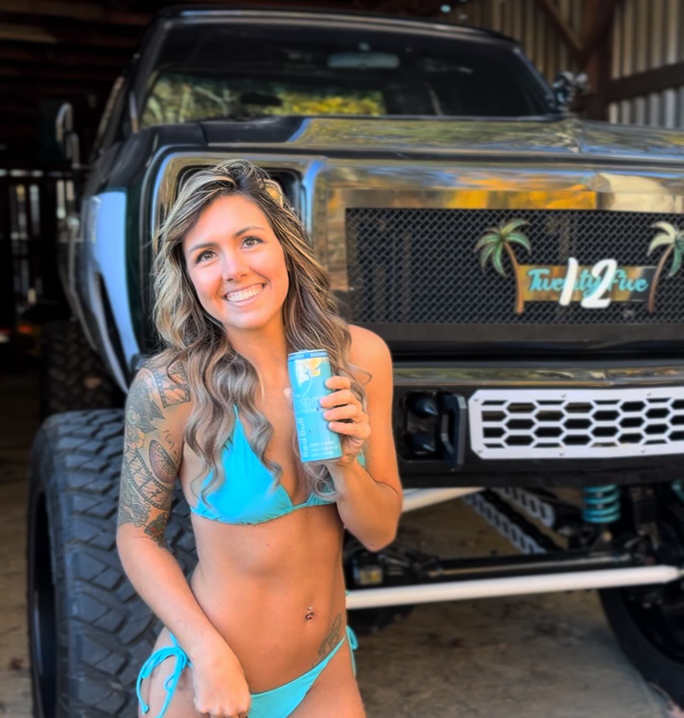 Chelsey Marie When you match the viral redbull drink 😂 ————————————————— • • Preorder your