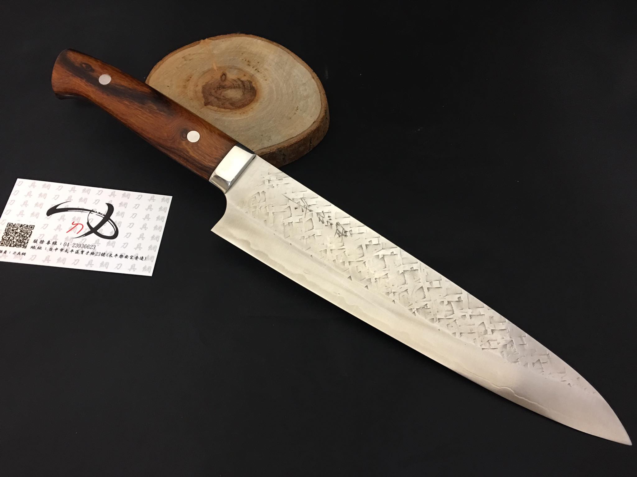中刀 刀具網 - 佐治武士作 SRS-13 粉末鋼菱形鎚目牛刀 現貨已全售出接受預定 刃長240mm 沙漠鐵木柄