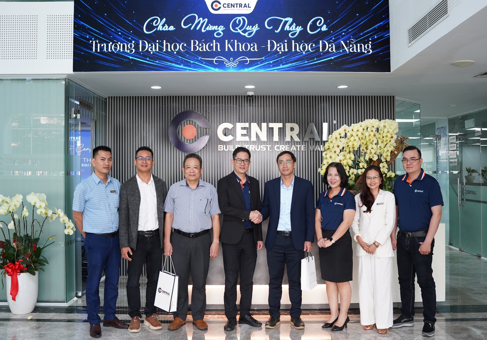 🎓 🎓 🎓 CENTRAL VÀ ĐH... - CENTRAL - Build Trust, Create Value | Facebook