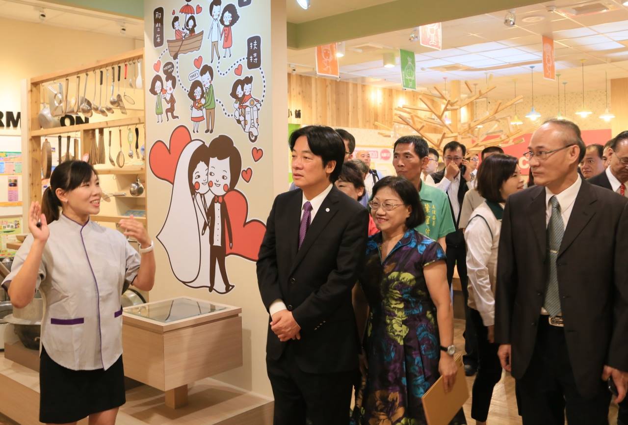 賴清德 台南後壁第一家觀光工廠 卡多利亞良食故事館 誕生了 民以食為天 吃飯皇帝大 在綠油油的稻田中 擁有台南米倉 Facebook