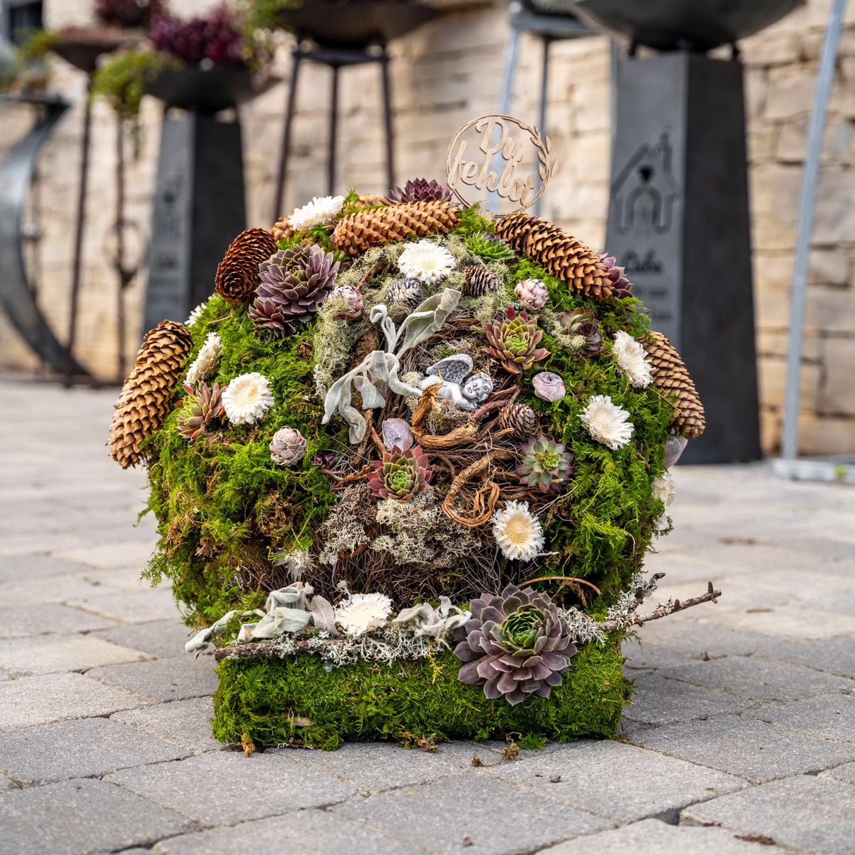 Natürliche Grabfloristik Ich liebe es mit Naturmaterialien zu gestalten #holzliebe❤️ #rinde #hauswurzn #gestaltung #gesteck #moos #kugel #gedenken #herz #rustic #sedum #herbst #oktober #naturfotografie #natürlich #grabgestaltung #gartenbau #chefin