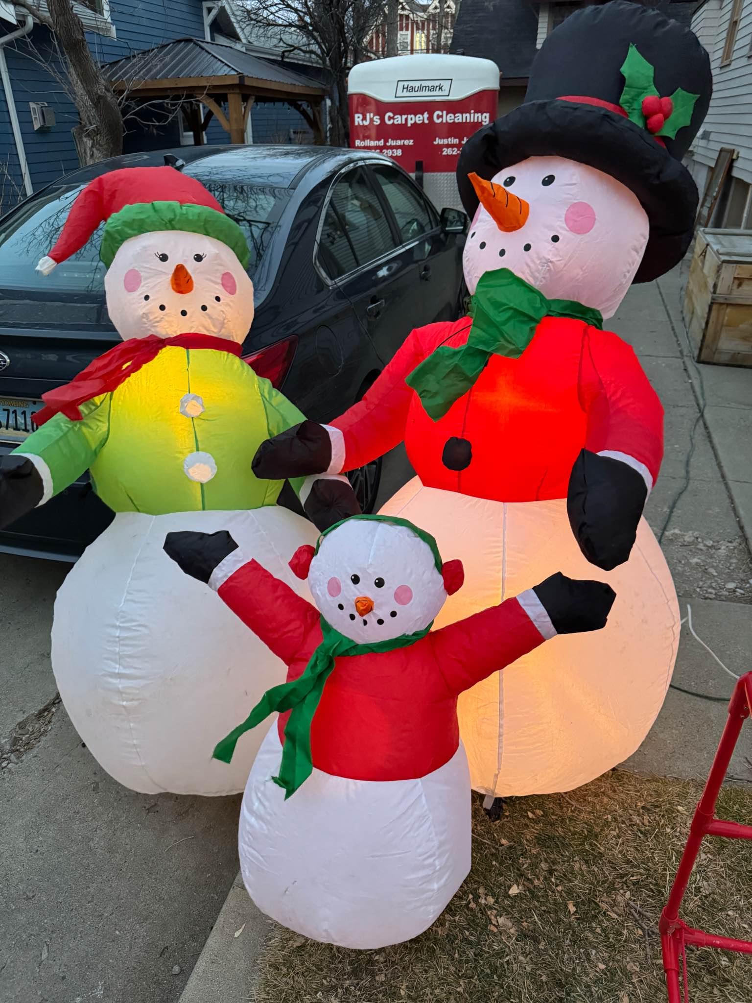 4 inflatable Christmas decorations. Santa in a hot air balloon ...