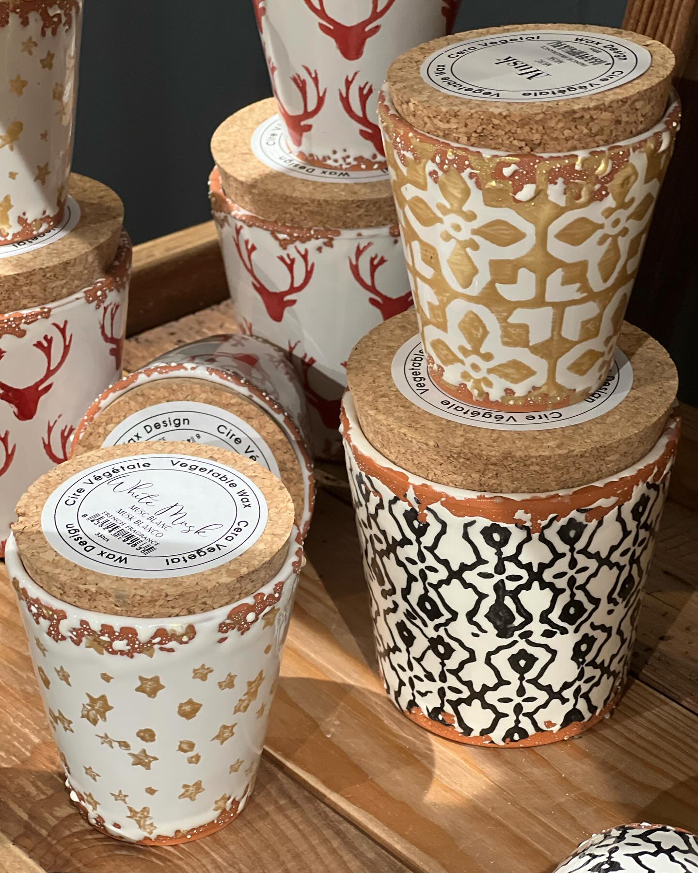 Die WAX-Kerzen sind wieder da… WAX DESIGN wurde 1996 als kleine Kerzenwerkstatt in Barcelona gegründet. Alle Kerzen werden aus pflanzlichem Wachs, lokalem Recyclingglas und schönen Keramikgefäßen han