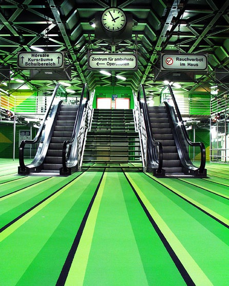 Die Uniklinik RWTH Aachen ist ein markantes Beispiel technischer Moderne und High-Tech-Architektur in Deutschland. Sowohl äußerlich als auch im Innenbereich fällt das Gebäude durch seine ungewöhnliche
