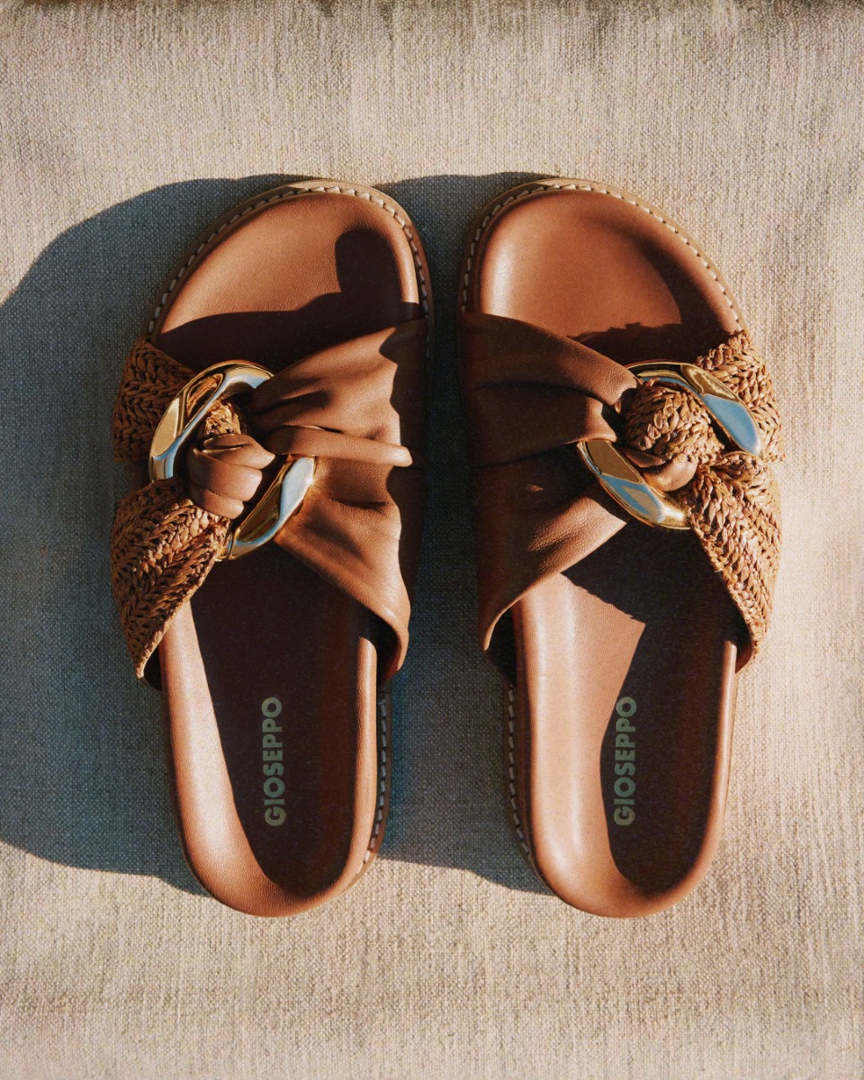 The closed-toe woven #Kelsey #sandal is a fusion of British  display picture 1