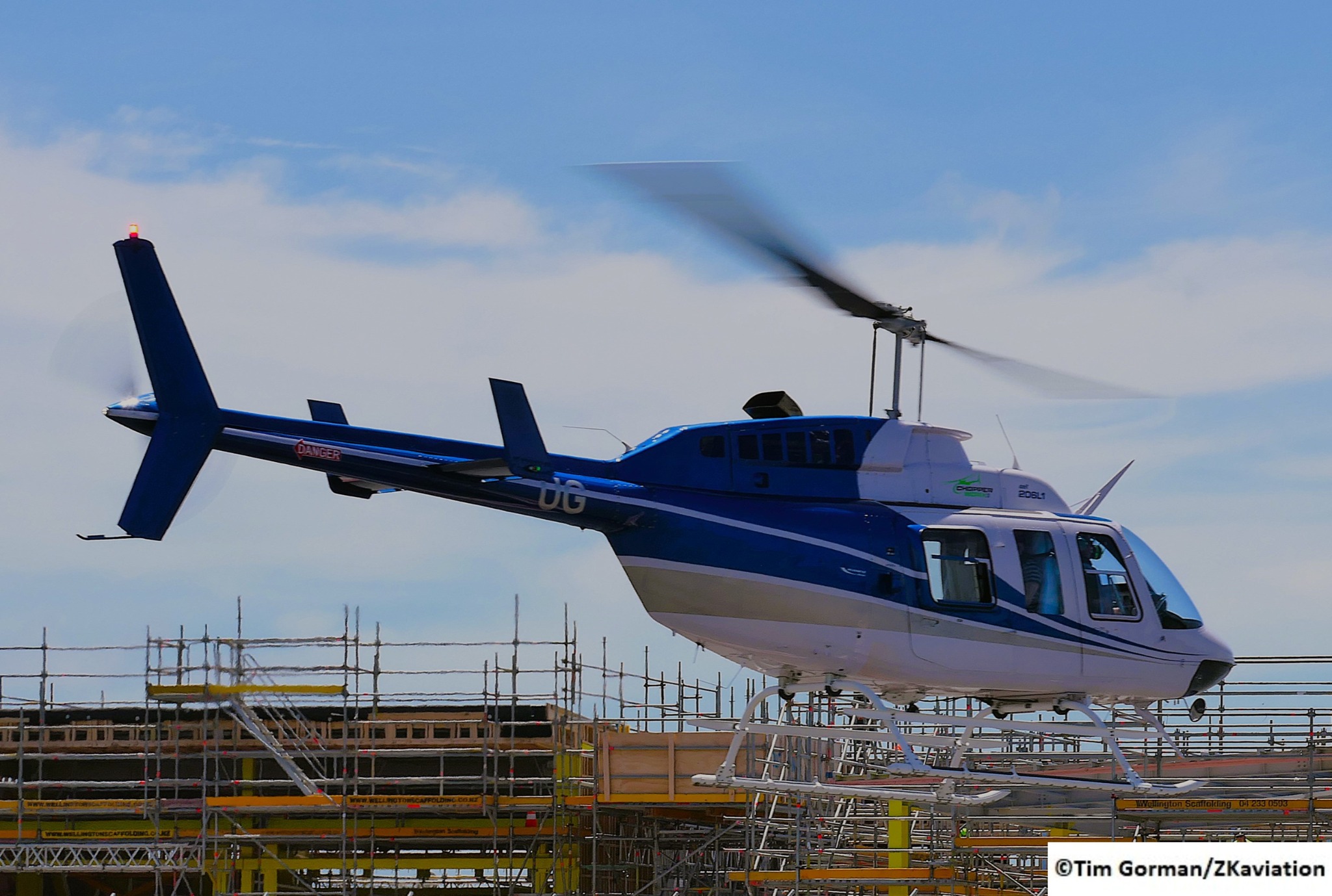 Aerospatiale AS350B2 ZK-HNX and Bell 206L-1 LongRanger II ZK-HUG
