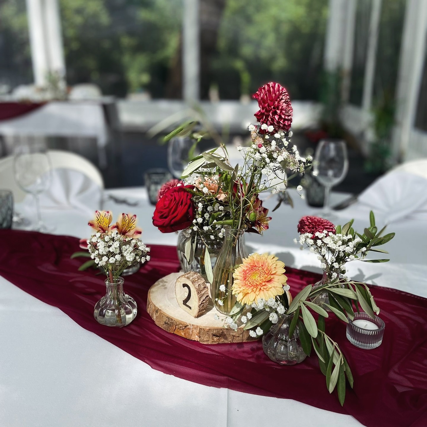 Wir lieben diese wunderschöne Blumendeko in einem satten bordeaux-rot. 🌹 Es muss nicht immer die klassische Deko zur Hochzeit sein. Gerne kreieren wir auch nach euren individuellen Wünschen Gestecke und Tischdeko für
