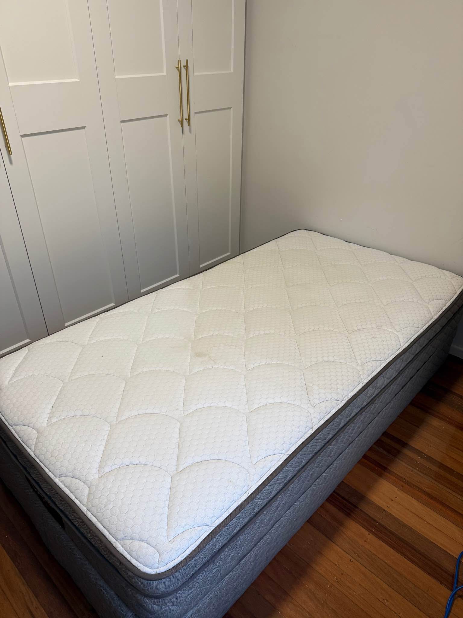 King single ensemble - Mattresses - Tenambit, New South Wales ...