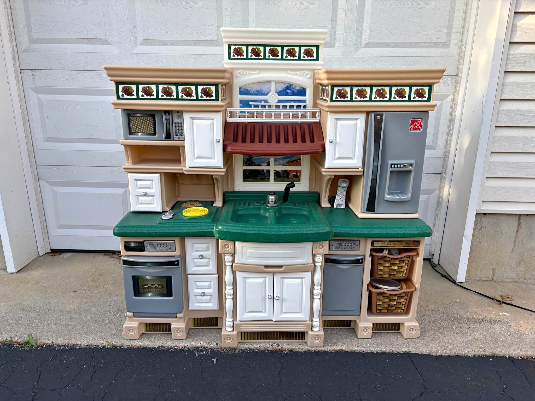 Step2 Grand Walk-In Kitchen & Grill Kids - Toy Kitchens & Food - New ...