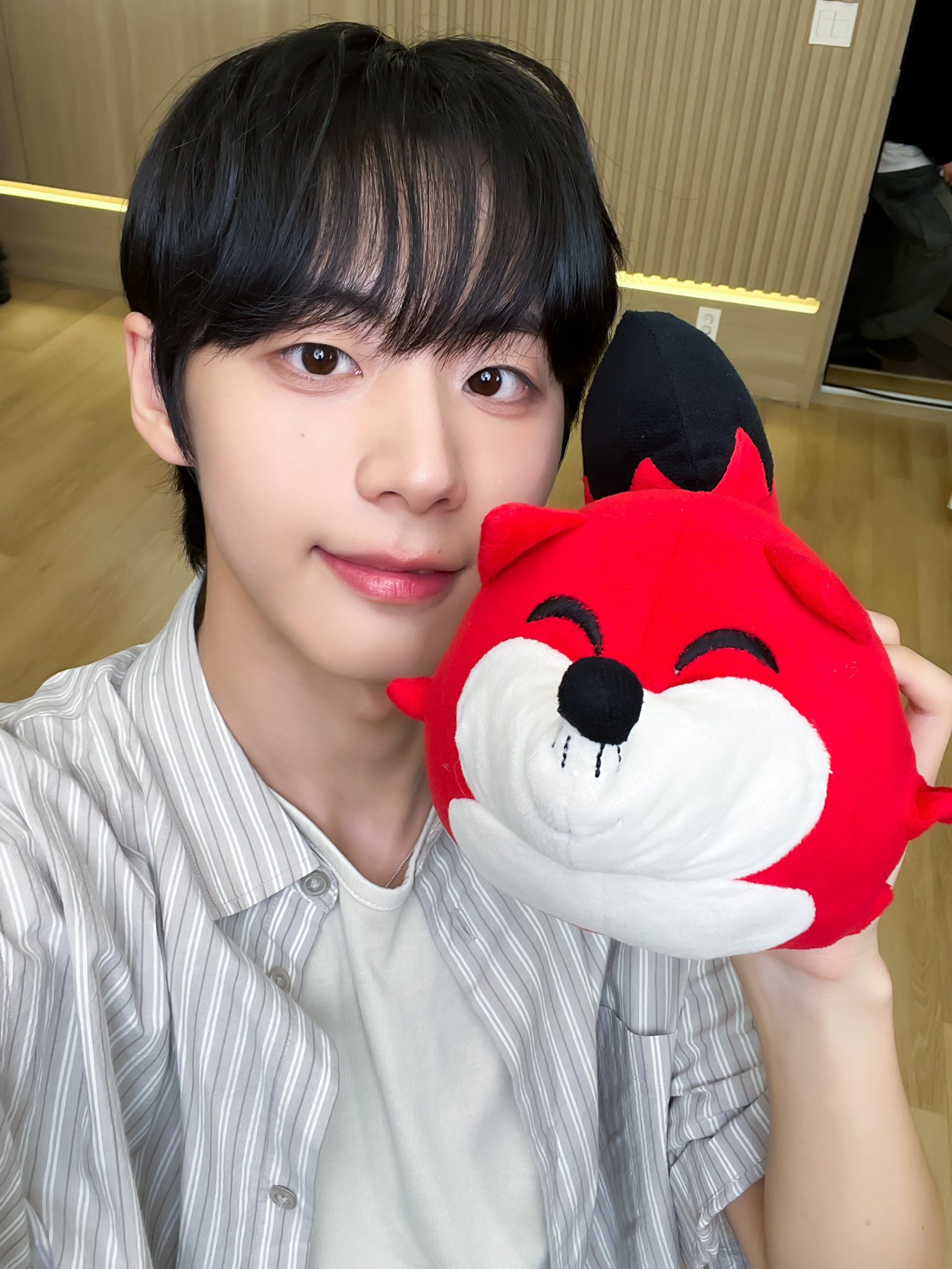 AHOF Juwon with Skoolooks #AHOF #아홉