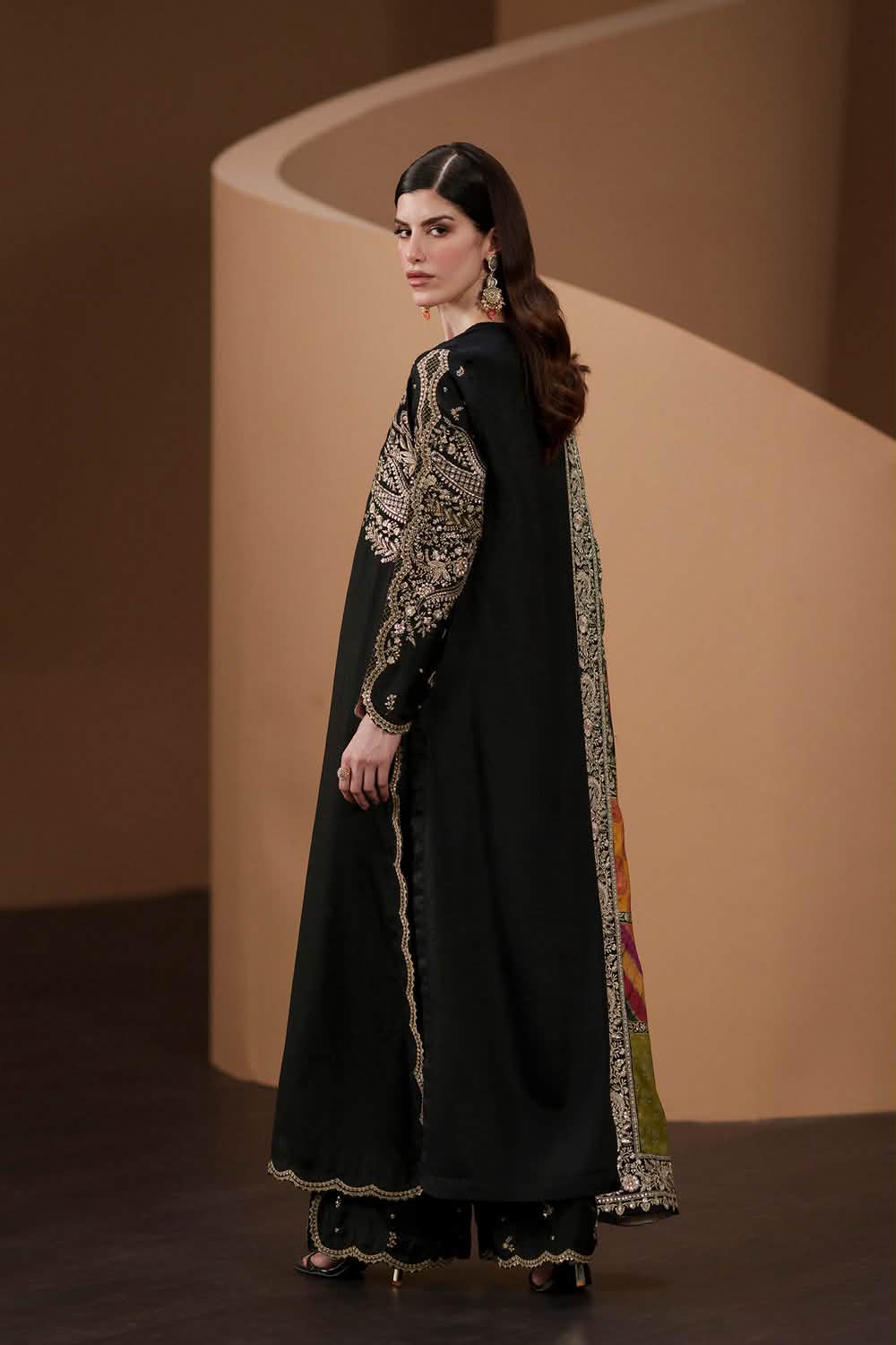 black dress with golden dupatta just hits different. 🖤✨ Royal, dramatic & effortlessly gorgeous — the gold embroidery, sparkling details and statement are giving full festive glam. 👑🌙 The kind of outfit that makes an black dress with contrast dupatta