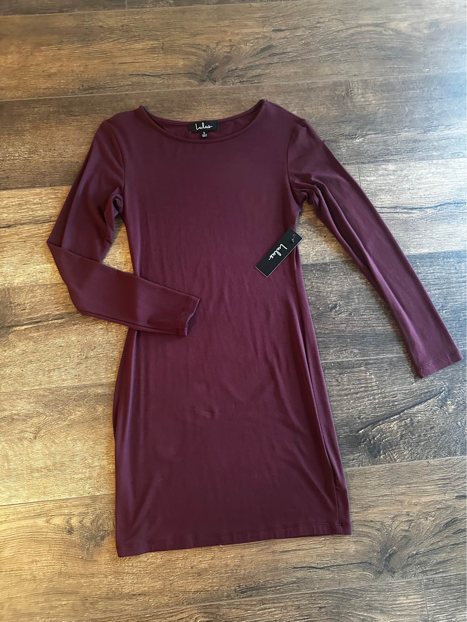 New Lulus burgundy long sleeve bodycon dress. This size S dress has a crew neckline and a fitted silhouette. A brand tag is attached to the side