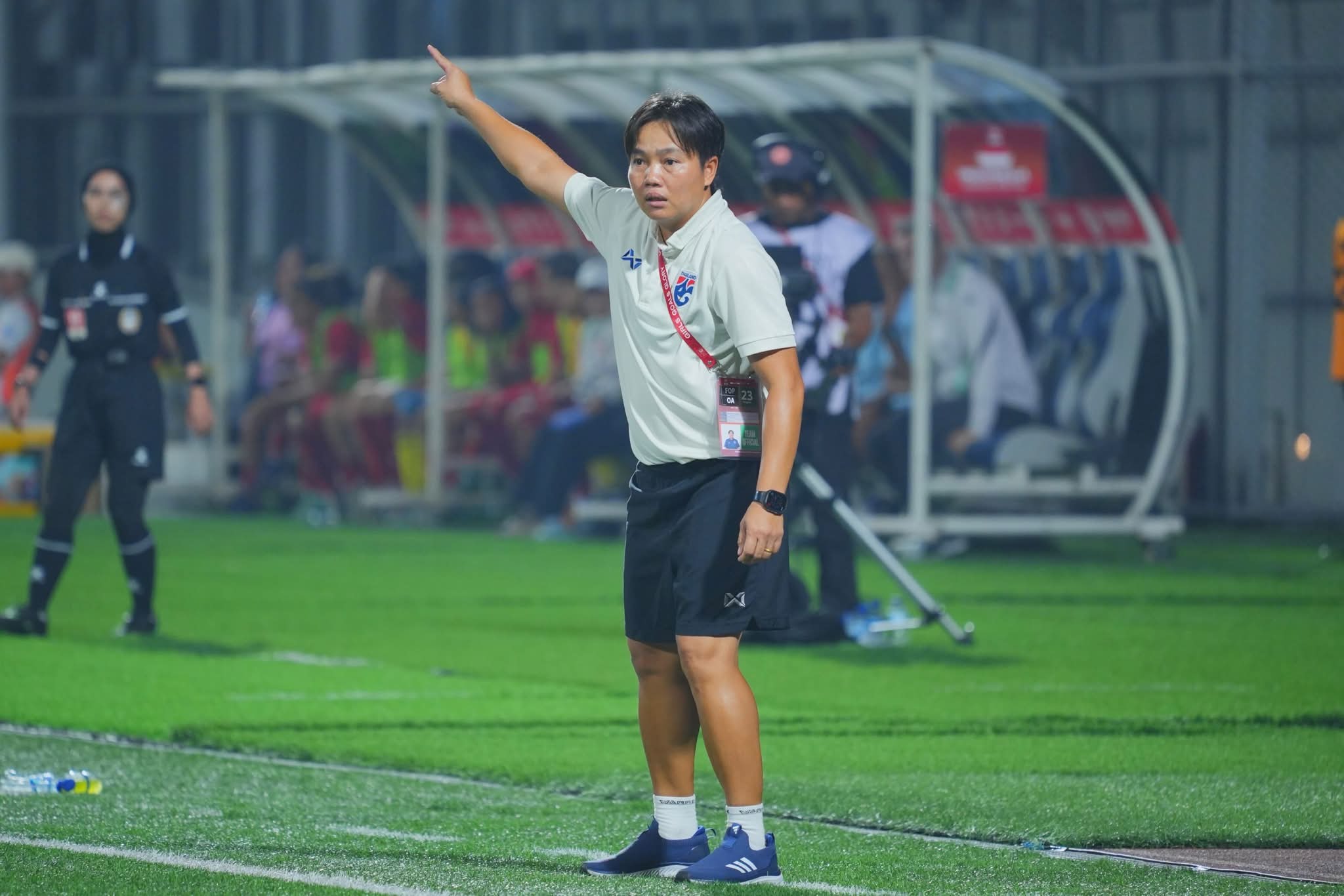 "ธิดารัตน์ วิวาสุขุ" ให้สัมภาษณ์หลังคว้าแชมป์ Srikandi Merdeka Cup 2026 ----------------- ธิดารัตน์ วิวาสุขุ หัวหน้าผู้ฝึกสอน ฟุตบอลหญิงทีมชาติไทยรุ่นอายุไม่เกิน 17 ปี ให้สัมภาษณ์หลังการแข่งขันฟุตบอลหญิง Srikandi Merdeka Cup 2026 รอบชิงชนะเลิศ เกมดังกล่าว ฟุตบอลหญิงไทย u