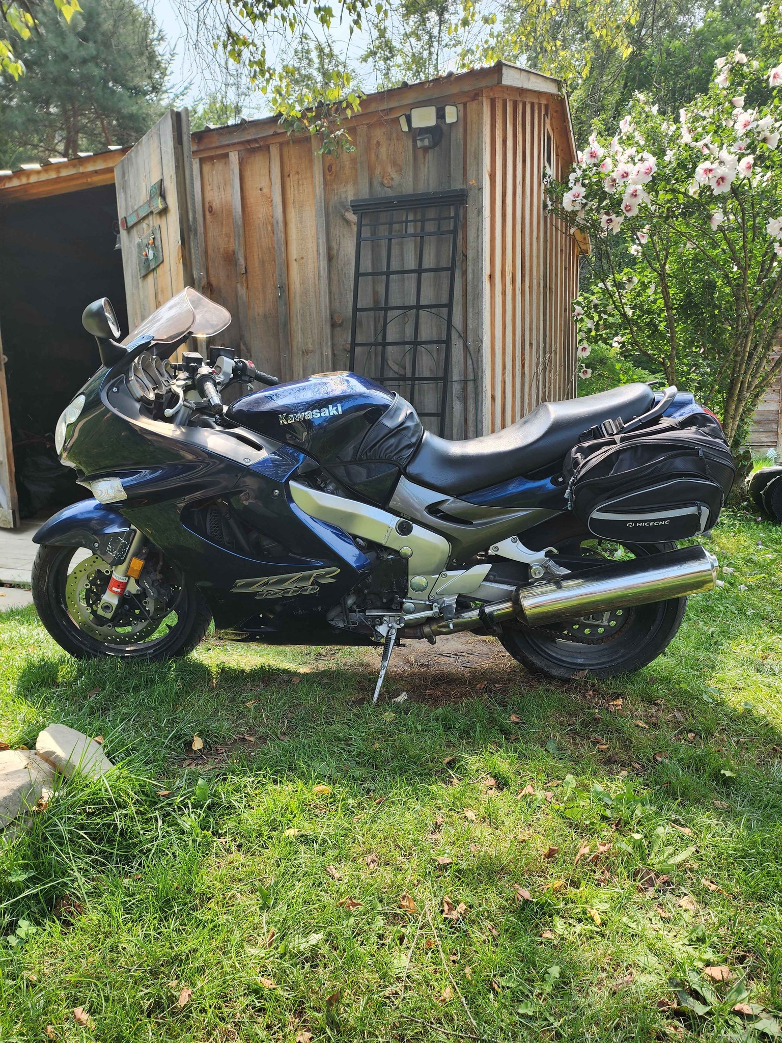 SMASHまとめ売り Powerful sport touring motorcycle in deep blue. This Kawasaki ZZR