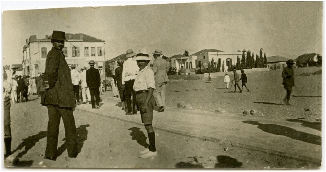 VTLV - מבט אל רחוב נחלת בנימין, בין שדרות רוטשילד ולילינבלום, ואל הבית ...