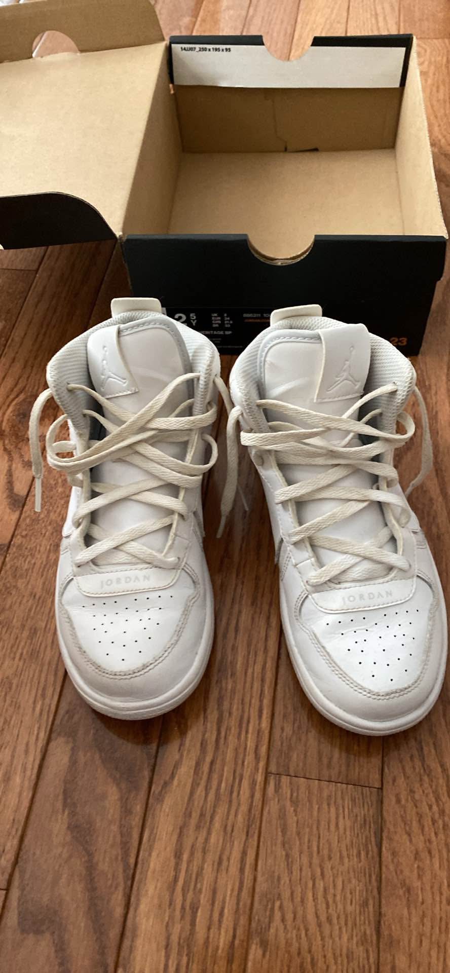 Like new JORDAN HERITAGE BP LITTLE KIDS size 2.5Y STYLE : [hidden ...