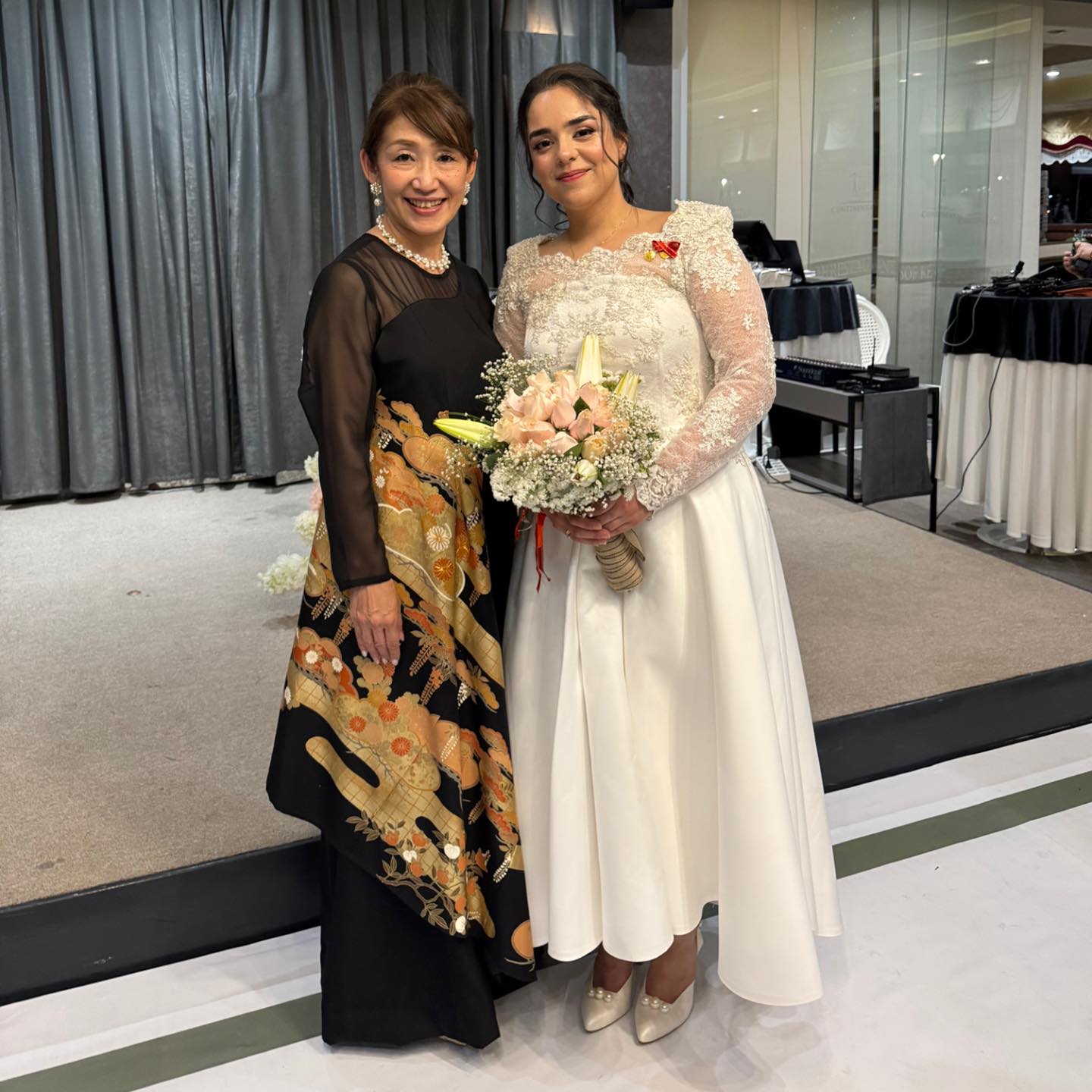 海外での結婚式やパーティーにもレンタルドレスをご利用頂けます 