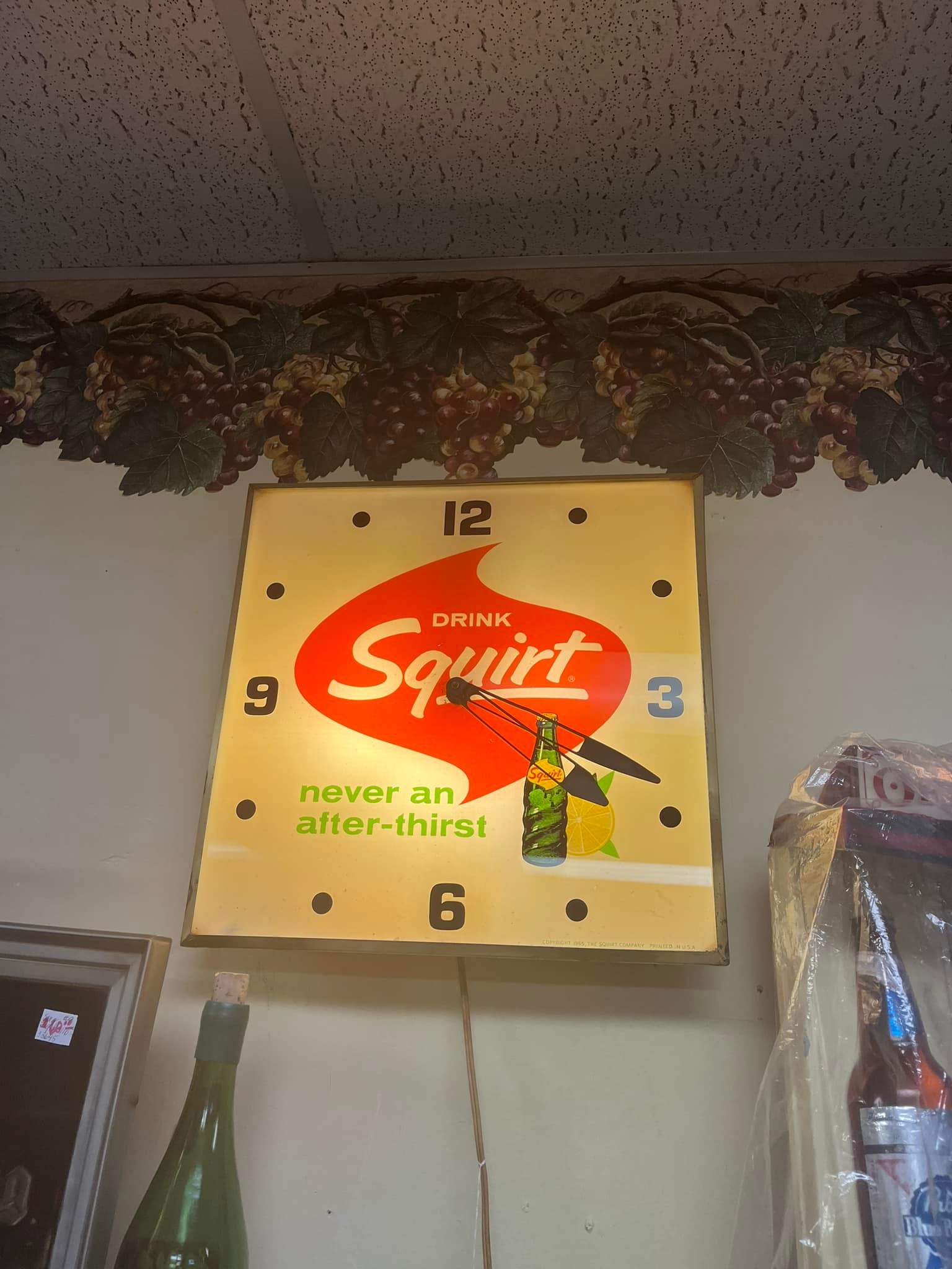 Squirt ヴィンテージ掛け時計です。 A very special vintage find!! 1960's WORKING Squirt clock!